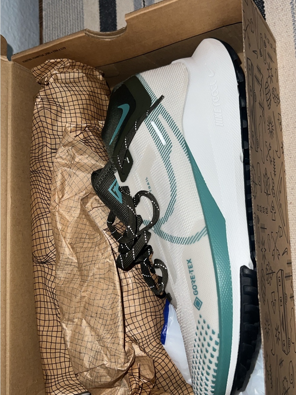 Nike GORE-TEX Trail Shoe in White, Teal and Dark Green